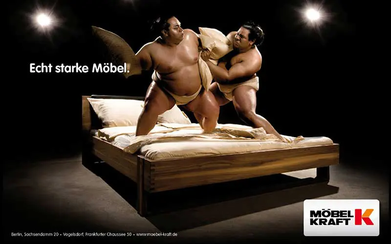 Zwei Sumo Kämpfer kämpfen auf dem Bett.