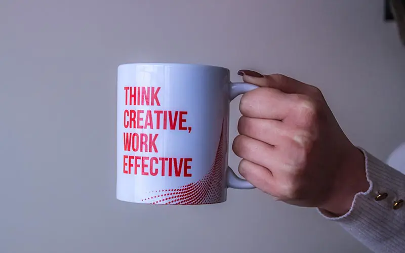 Eine Tasse mit dem Volgenden Text ist zu sehen: Kreativagentur – kreativ denken und effektiv arbeiten