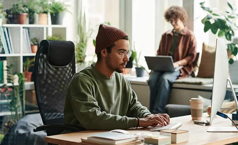 Werbeagentur Webdesign | Mann am Computer