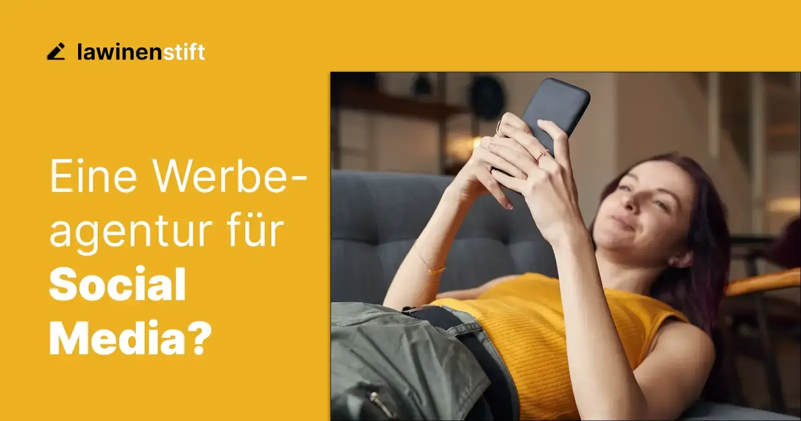 Eine Frau liegt gemütlich und surft auf dem handy | Social Media ist Werbung