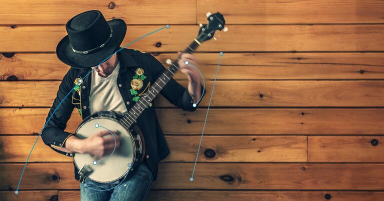 Photoshop Weichzeichner 2 - Mann mit Hut lehnt an einer holzgetäfelten Wand und spielt Banjo