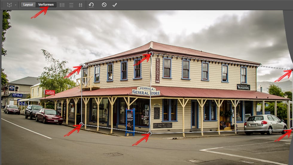 Beitragsbild Blog zum Thema PhotoShop: Perspektivische Verformung von Architekturbildern. Bearbeitungsmodus.