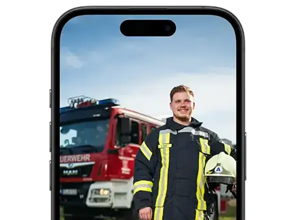 Lawinenstift für Sparkasse: Feuerwehrmann lächelt in die Kamera